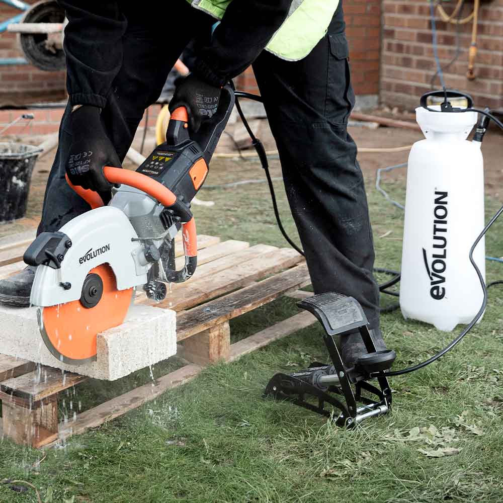 Pack Evolution : Scie à béton électrique 300mm R300DCT+ avec Lame diamant premium + Pompe à eau 15L à pédale